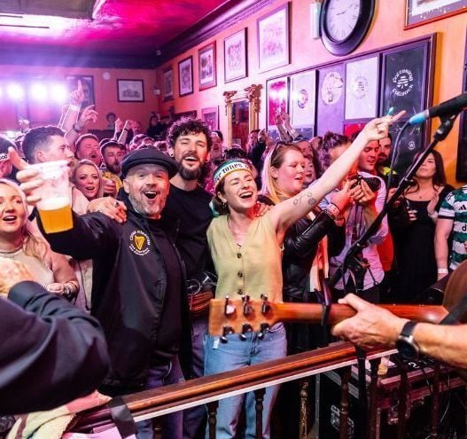 The Wolfe Tones surprise fans with secret gig at beloved London Irish pub