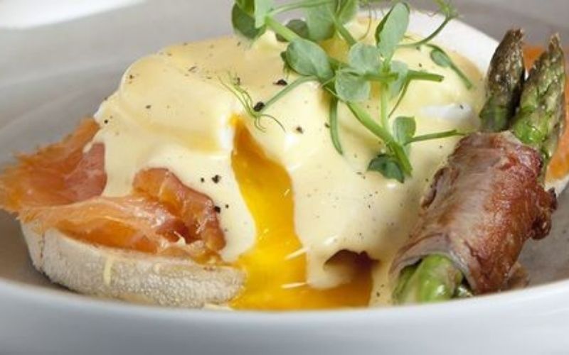 Eggs Benedict with smoked salmon and asparagus recipe