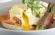 Eggs Benedict with smoked salmon and asparagus recipe