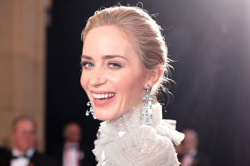 Emily Blunt pours Guinness in local pub as she and Jamie Dornan begin Co Mayo shoot