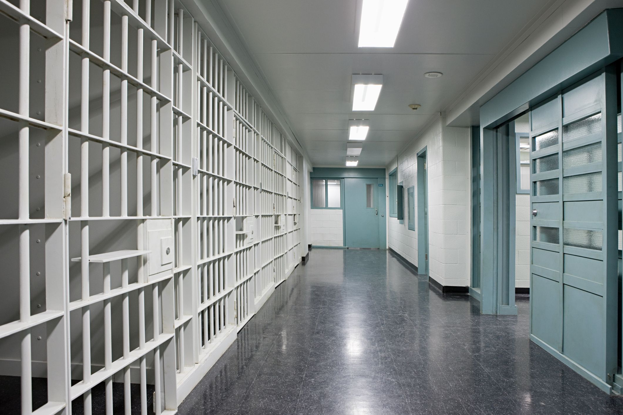 Damning prison report finds drunk officer and criminal gang problems