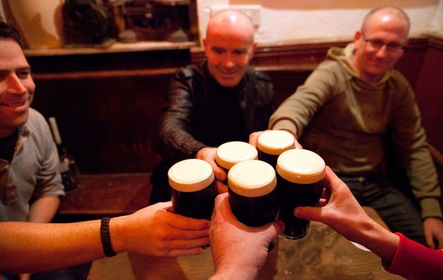Should Irish pubs stay open later?