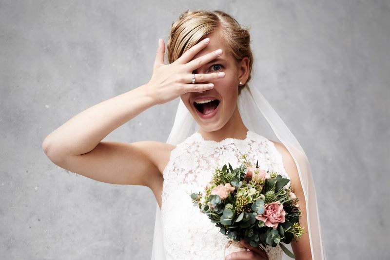 Newlyweds get adorable photobomb during Killarney National Park photo shoot