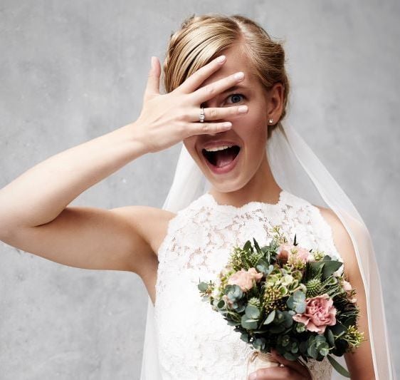 Newlyweds get adorable photobomb during Killarney National Park photo shoot
