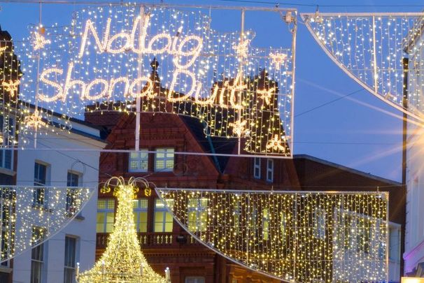 The iconic \"Nollaig Shona Duit\" Christmas light display hanging over Grafton Street in Dublin\'s City Centre.