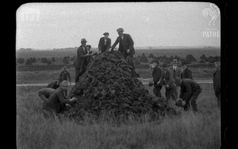 WATCH: Fascinating footage of an Irish community gathering peat 100 years ago