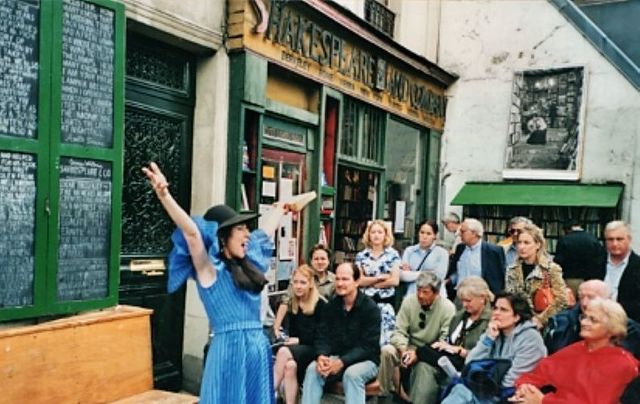 Maria D\'Arcy reciting from Ulysses outside Shakespeare & Co