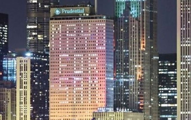 A light display reading \"Mayo for Sam\" on One Prudential Plaza in Chicago.