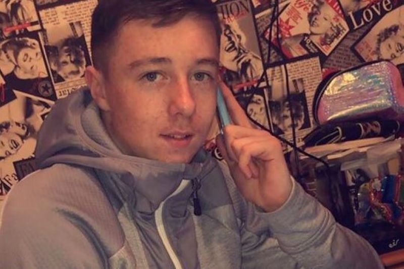 Priest calls for end Ireland's gangland feuds at Mulready-Woods' funeral 