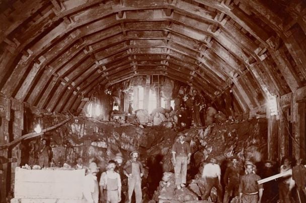\"Sandhogs\", tunnel builders in New York City subway, in 1903.