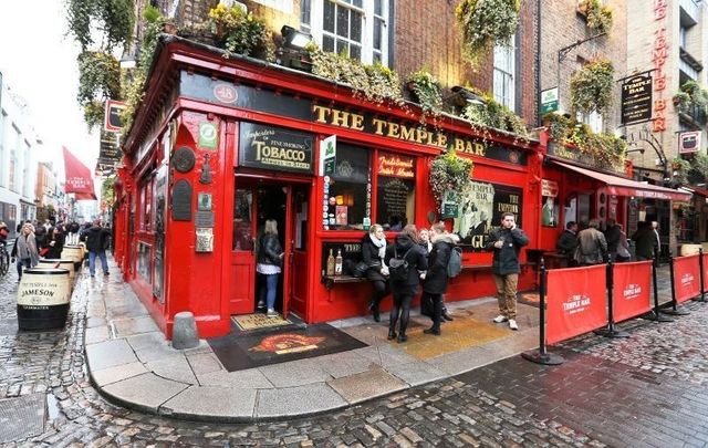 Dublin\'s Temple Bar pubs and clubs will voluntarily shut in a bid to prevent further spread of coronavirus.