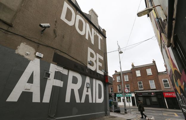Don\'t be afraid: Mural off Camden Street, Dublin.