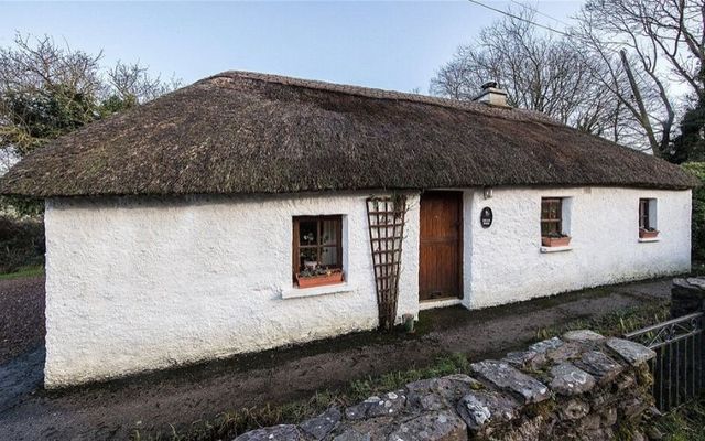 The thatched cottage is located just outside Aglish in County Waterford. 