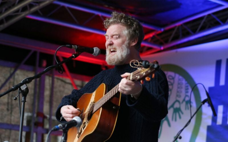 Glen Hansard performs emotional rendition of Falling Slowly to honor COVID-19 dead