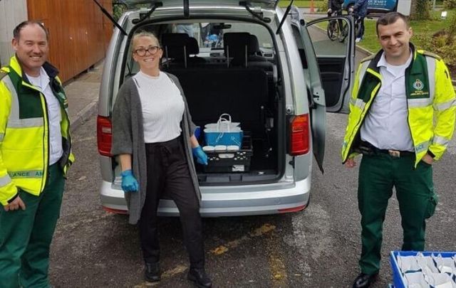 Feed the Heroes bring meals from the Gourmet Food Parlour to National Ambulance Service staff. 