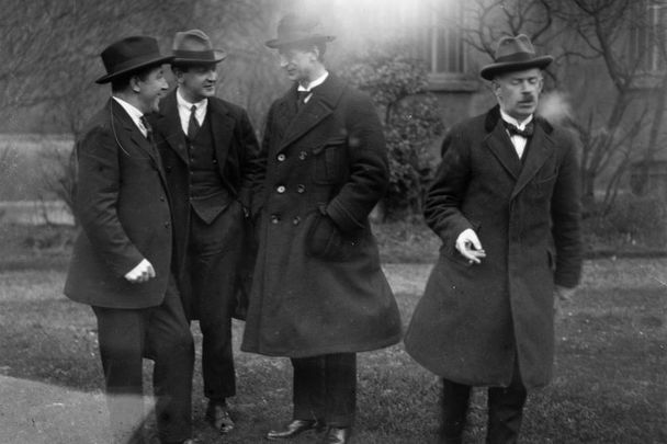 Michael Collins (center left) chats without Eamon de Valera (center right) before the outbreak of the Irish Civil War. 