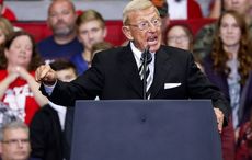 Trump awards former Notre Dame coach Lou Holtz with Presidential Medal of Freedom