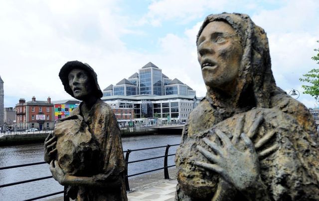 Statues that commemorate Ireland\'s Great Hunger in Dublin.