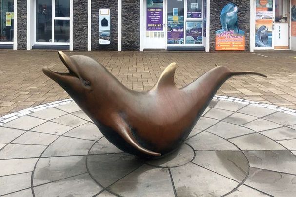 A statue of Fungie the Dolphin outside Dingle\'s Tourism and Information Office. 