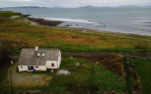 Castle Cottage in western Connemara boasts spectacular panoramic views of the Atlantic Ocean and the surrounding countryside. 