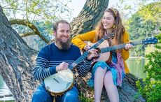 Saelkie Folk: The Irish-Scottish duo playing trad tunes in France