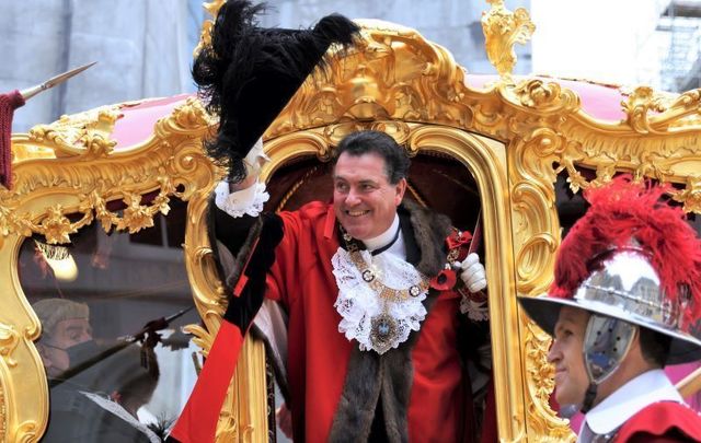 November 13, 2021: Alderman Vincent Keaveny waves to the public during the Lord Mayor\'s Show 2021 in London, England.