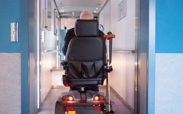Philip O\'Keefe, who suffers from ALS, has become the first person to send a tweet using just his mind. 
