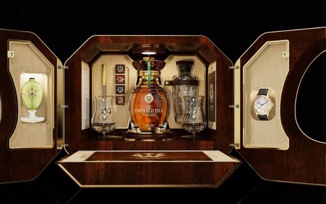 This Irish whiskey gift set is the height of luxury. 