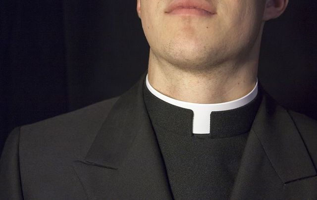 Dublin priest ordered by police to stop administering Holy Communion in church