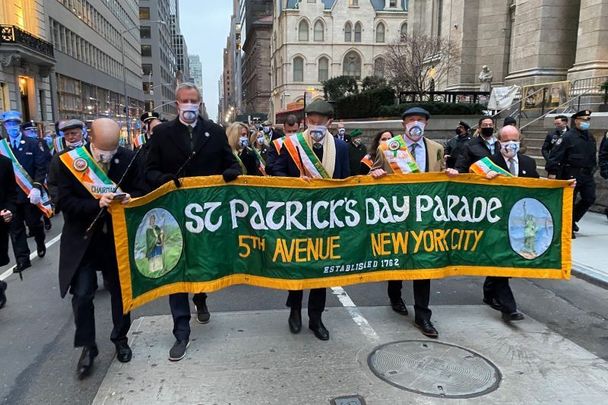 New York City\'s Mayor Bill de Blasio (second from left) marches in the 2021 New York City St. Patrick\'s Day parade.