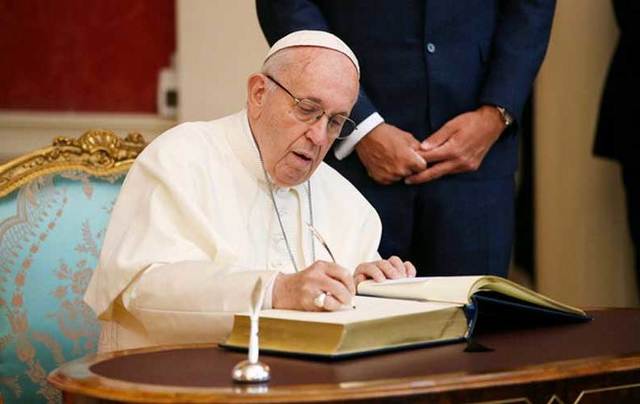 August 25, 2018: Pope Francis signing the guest book at Dublin Castle.