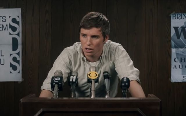 Eddie Redmayne in \"The Trial of the Chicago 7\"