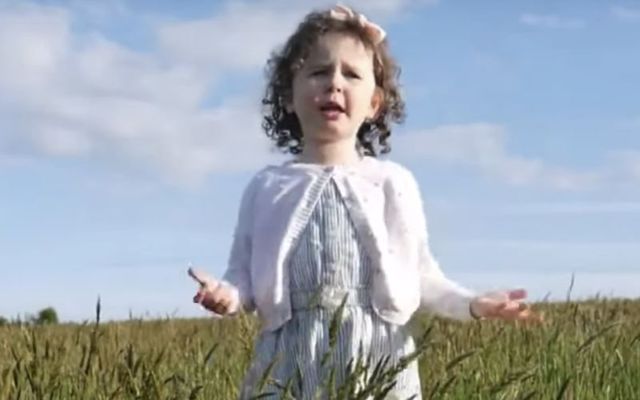 4-year-old Cork girl Emma Sophia sining \"I\'ll Tell Me Ma\"