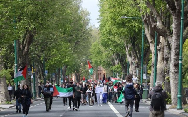 Demonstators march toward the Israeli Embassy in Ballsbridge. 