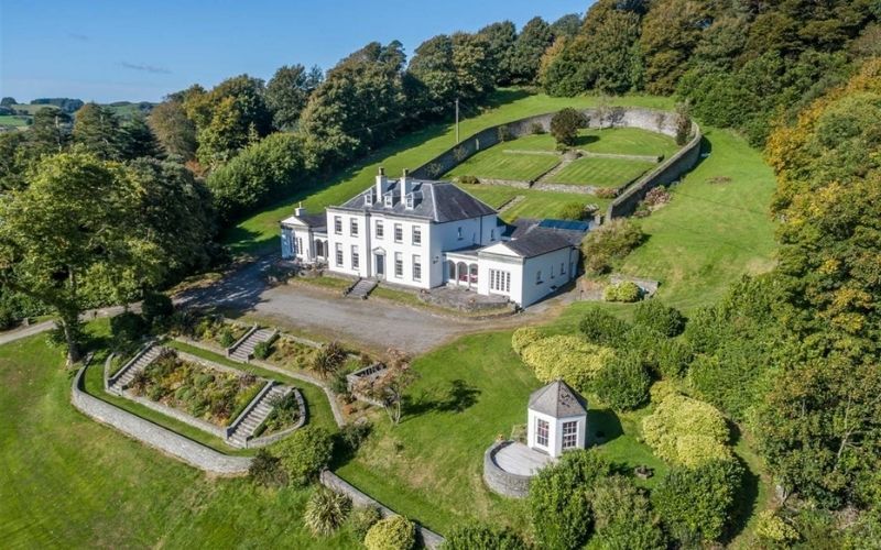 Stone fort is the height of Georgian glamor in West Cork