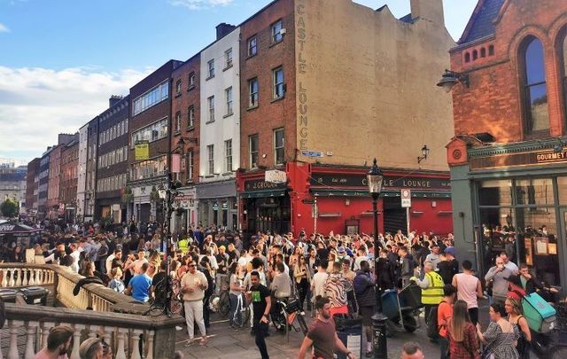 June 4, 2021: Outdoor crowds on South William Street in Dublin.