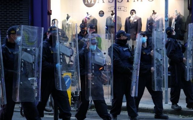 Members of An Garda Síochána\'s Public Order unit move on crowds in Dublin City on Saturday evening. 