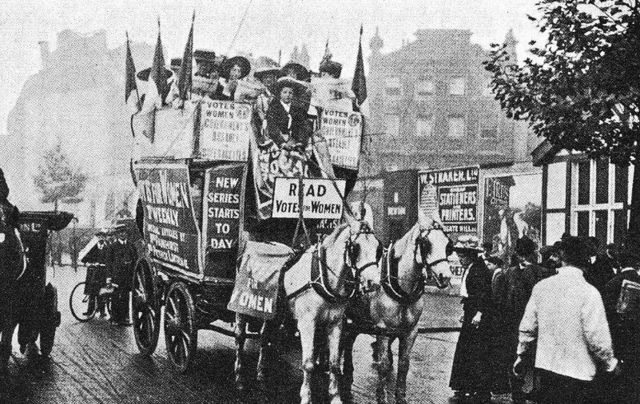 Circa 1911: Members of the Women\'s Social and Political Union campaigning for women\'s suffrage in Kingsway