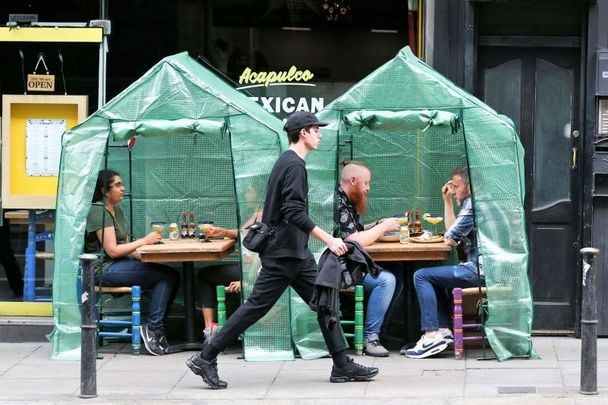 People dining outdoors on Dame Street in Dublin.