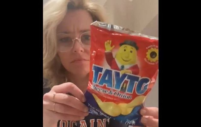 Elizabeth Banks has moved to Ireland and has discovered Irish \"chips\" Tayto!