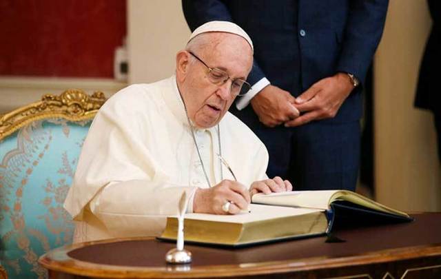 August 25, 2018: Pope Francis signing the guest book at Dublin Castle.