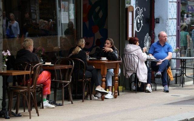 Outdoor diners in Dublin City Center. 