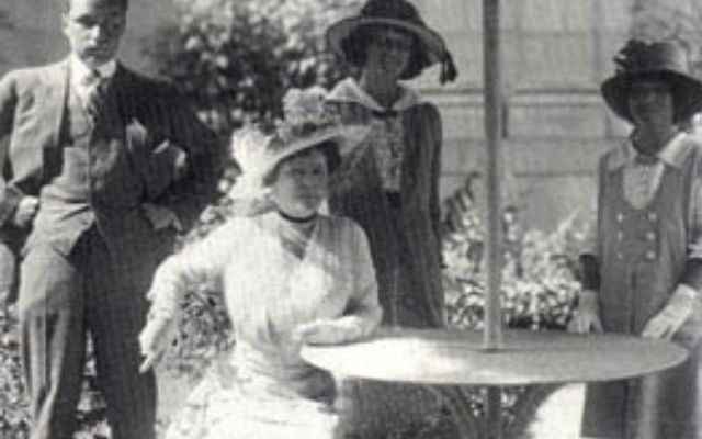 Theresa Fair Oelrichs (seated) was one of the prominent socialites.