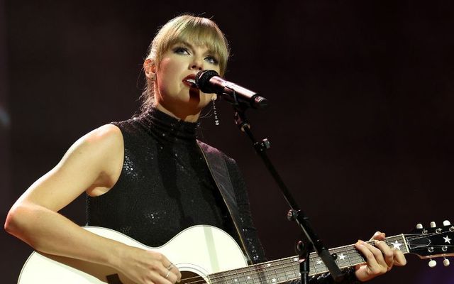  Taylor Swift performs onstage during NSAI 2022 Nashville Songwriter Awards at Ryman Auditorium on September 20, 2022, in Nashville,