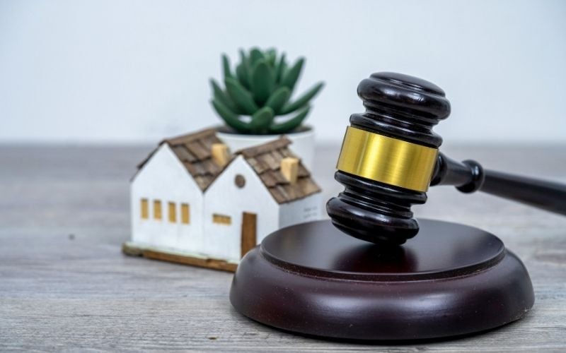 Irish woman hilariously puts husband up for auction 