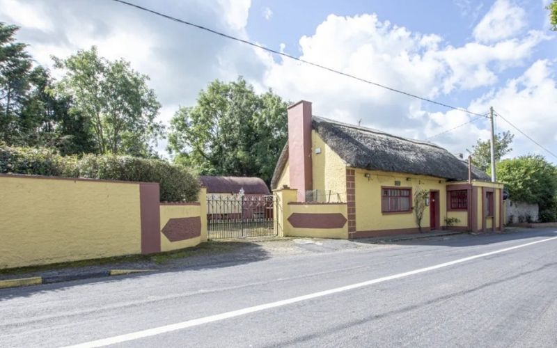 Thatched Irish pub in Waterford for sale