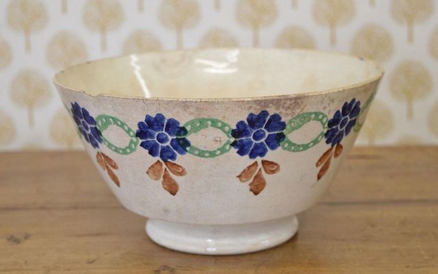 Large 19th-century spongeware bowl (Lot 241)