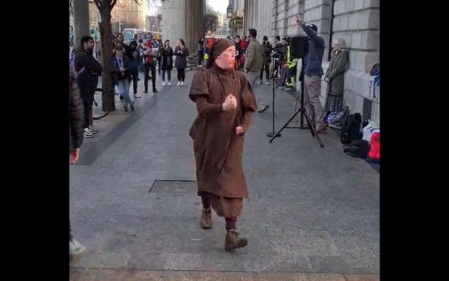 A video shared on Twitter on March 22 showed Rachel Mulcahy drawing a small crowd on Dublin\'s O\'Connell Street.
