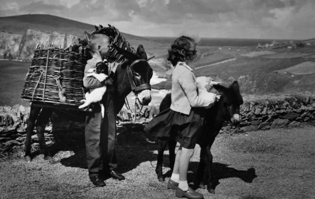 Circa 1950: Irish children at Dunquin, Slea Head, County Kerry.