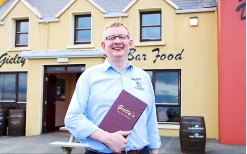 Gielty's Bar & Restaurant: Have a pint of Guinness in the most westerly pub in Europe